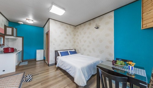 Room (S10)