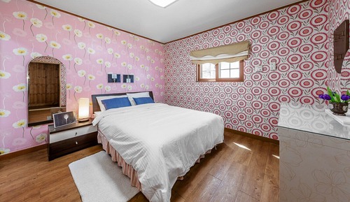 Room (S06)