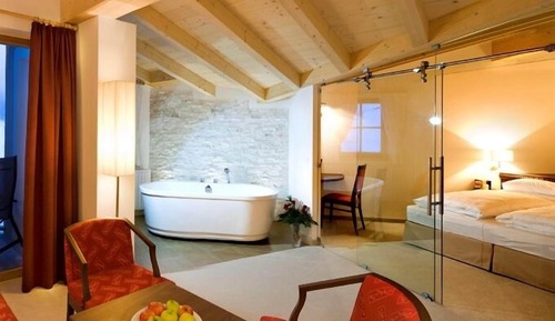 Deluxe Suite, 1 Double Bed, Bathtub