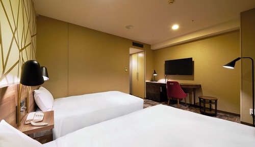 Twin Room, Smoking