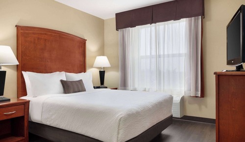 Suite, 1 Queen Bed, Accessible, Non Smoking (One-Bedroom Suite)