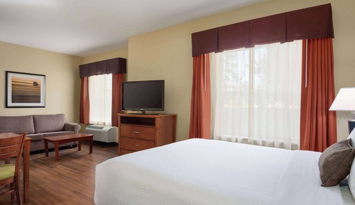 Studio Suite, 1 Queen Bed with Sofa bed, Smoking