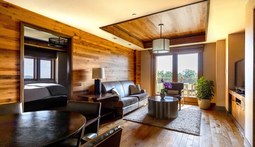 Suite, 1 King Bed, Balcony (Lodge)