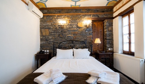 Deluxe Suite, Fireplace, Pool View
