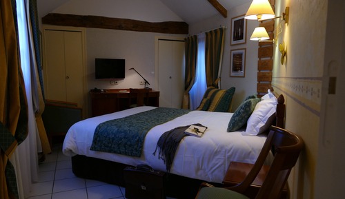 Superior Double Room, Bathtub