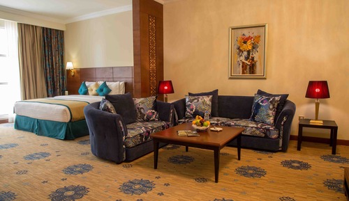 Executive Suite, 1 King Bed, Non Smoking, City View (Junior)