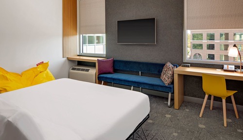 Room, 1 King Bed (Mobility/Hearing Access, Roll-In Shwr)