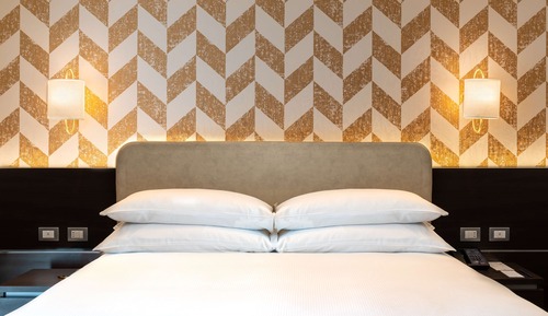 Deluxe Room, 1 King Bed, Courtyard View