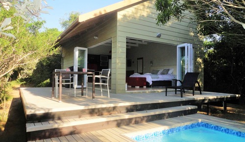 Boutique Red Ivory Sleeps 2