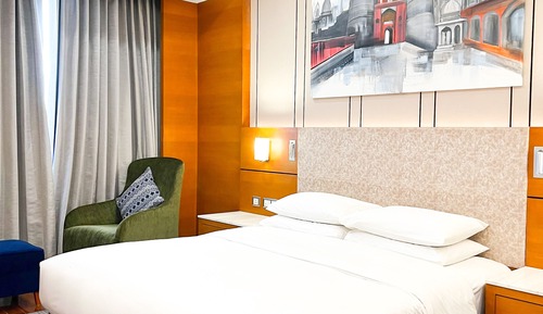 Room, 1 King Bed, Pool Access, Pool View