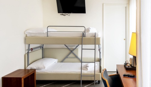 Matrimoniale piccola con letto a castello