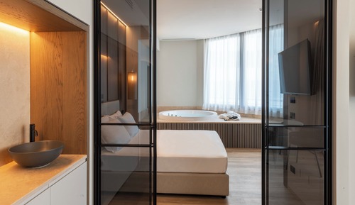 Suite, Hot Tub