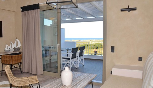 Honeymoon Suite, Sea View