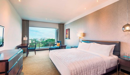 Superior Room, 1 King Bed, Non Smoking, City View (Corner)