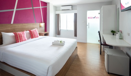 Superior, 1 King Bed, Non Smoking, City View