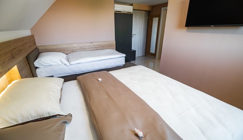 Twin room with extra bed (2)