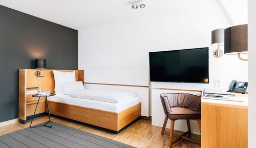 Single Room (with a single bed - size: 90cm x 2m)