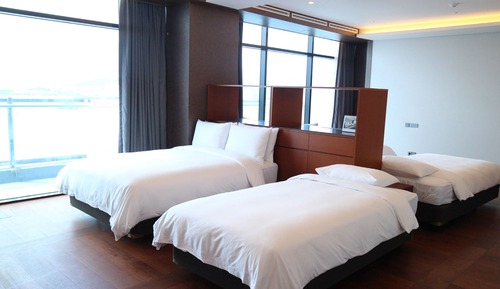 Multiple Suite + Breakfast for 4 + 4 Yacht Discounts Vouchers + 60% Karaoke Discount