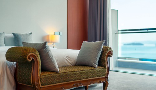 Diamond Suite + Breakfast for 4 + 4 Yacht Discounts Vouchers + 60% Karaoke Discount