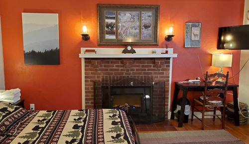 Cozy Cabin (Queen room with Shared bathrooms)