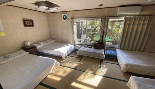 Standard Family Room for 6 Guests, Shared Bathroom