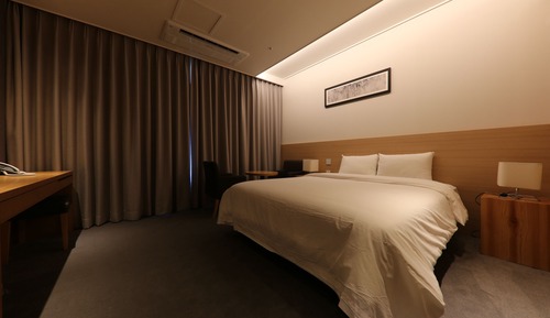 Standard Double (American Breakfast surcharge 16000 KRW/person Add at front desk. Last order by 8PM)