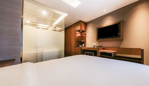 Standard Double Flooring (American Breakfast 16000 KRW/person. Add at front desk. Last order 8 PM)
