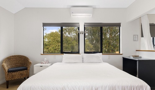 Deluxe Spa Studio, King Bed (Kitchen/Dining Room, Room 32B)