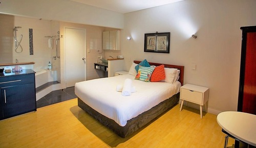 Deluxe Spa Room, Queen Bed (Room 33A)