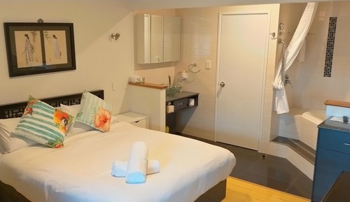 Deluxe Spa Room, Queen Bed (Room 32A)