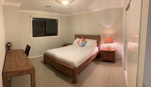 Standard Queen Room with shared bathroom 8