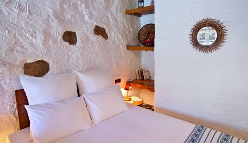 Bamboo cottage traditional studio with private garden
