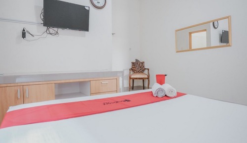 Double Room (RedDoorz)