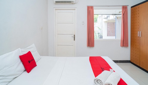 Double Room (RedDoorz)