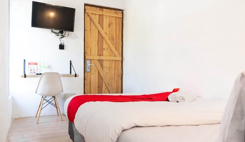 Double Room (RedDoorz)