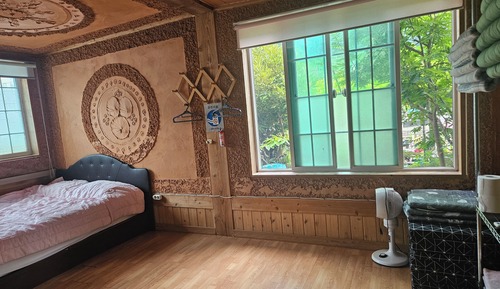 Room (Red clay B)