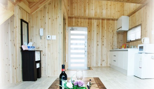 Room (B)