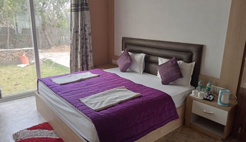 Family Room 3 Bedrooms with 2 Washrooms