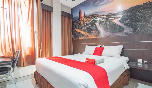 Double Room (RedDoorz)