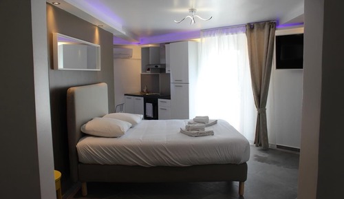 Deluxe Suite, Pool Access (No 26B & 26C)