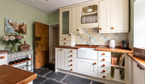 Family Cottage, Private Bathroom, River View (Maggie Puddle Cottage)
