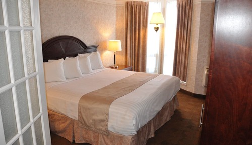 Suite, 1 King Bed, Smoking