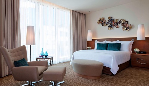 Executive Room, 1 King Bed, Non Smoking, City View (Corner)