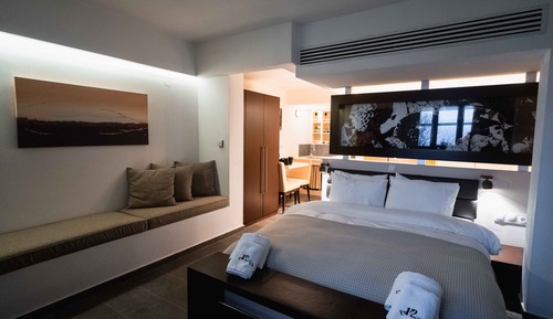 Comfort Room, Balcony