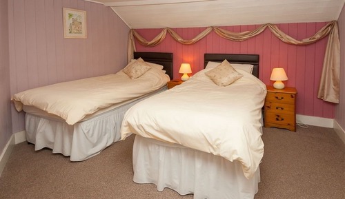 Double or Twin Room, Ensuite (Victory)