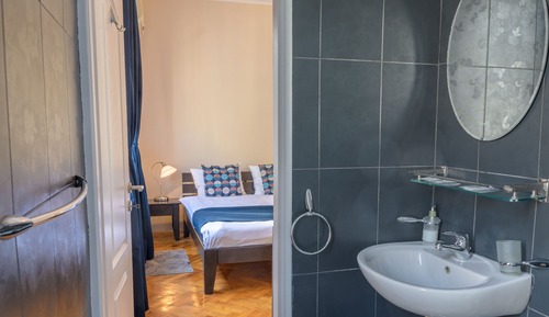 Deluxe Double or Twin Room, Multiple Beds, Ensuite, City View (Shared Apartment)