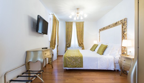 Family Apartment, 2 Bedrooms, Balcony, Canal View