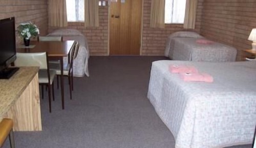 Room 8 - Q + 3 Singles