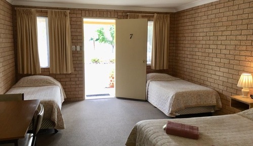 Room 7 - Q + 2 Singles