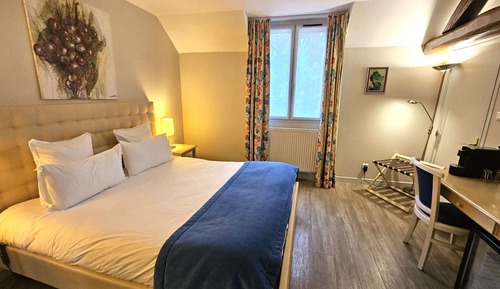 Superior Room, 1 King Bed, Non Smoking, Pool View
